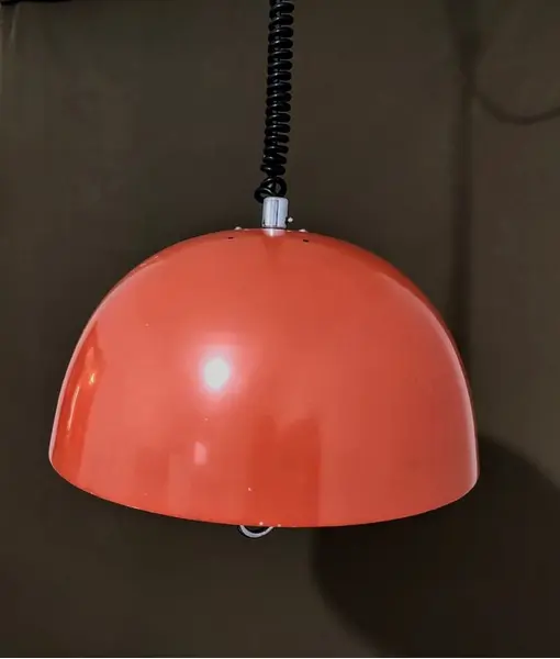 Foto de um(a) Luminária Orange Anos 50, da categoria de Pendentes. Luminária de teto na cor laranja com parte interna com vidro fosco e suporte para regular a altura, década de 1950.A: 18 cm... Mostrado de uma perspectiva diferente. Vendido no marketplace Trésors.
