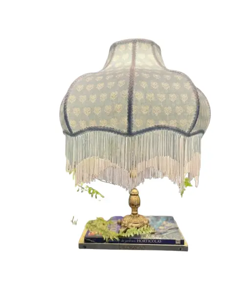 Foto de um(a) Abajur Horizonte, da categoria de Abajures. Cúpula artesanal com tecidos selecionados e a exclusividade do feito à mão. MEDIDAS: 62A x 42D. Vendido no marketplace Trésors.