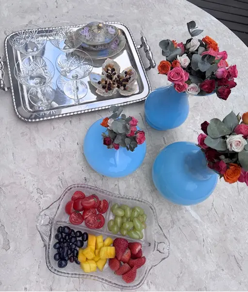 Foto de um(a) Petisqueira em cristal, da categoria de Travessas e tigelas. Petisqueira da dec 50. Toda em cristal. Com trabalhados floral. Excelente estado Medidas: 5,5cm de altura X 32cm... Mostrado de uma perspectiva diferente. Vendido no marketplace Trésors.