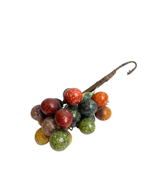 Foto de um(a) ​Grande cacho de frutas em resina e metal para pendurar, da categoria de Objetos decorativos. Grande cacho de frutas em resina e metal para pendurar. Possui marcas do tempo e uso como nas fotos. Medidas: 34x15cm. Vendido no marketplace Trésors.