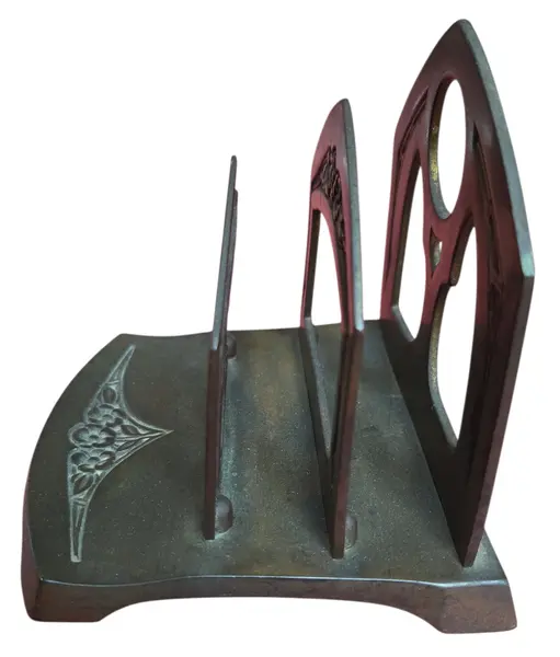 Foto de um(a) Porta Cartas Centenário, da categoria de Suportes decorativos. Celebrando um século de tradição, este porta cartas é fabricado em metal nobre com acabamento em bronze envelhecido.... Mostrado de uma perspectiva diferente. Vendido no marketplace Trésors.