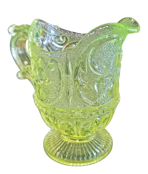 Foto de um(a) Cremeira Antiga em Uralina, da categoria de Cremeiras. Peça indispensável para colecionadores de vidros antigos e curiosidades históricas. Esta cremeira é fabricada em Uralina... Mostrado de uma perspectiva diferente. Vendido no marketplace Trésors.