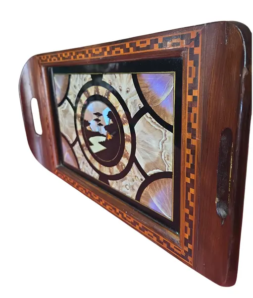 Foto de um(a) Bandeja de Época com Marchetaria e Arte em Asas de Borboleta – Zipperer, da categoria de Bandejas. Esta é uma peça de colecionismo icônica, um testemunho da artesania catarinense de meados do século XX. O selo parcial no... Mostrado de uma perspectiva diferente. Vendido no marketplace Trésors.