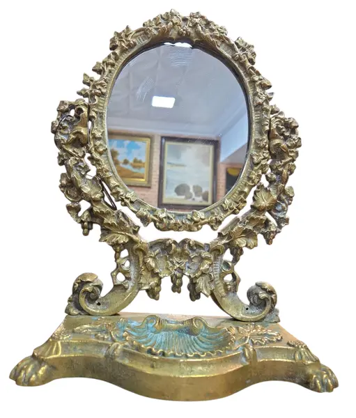 Foto de um(a) Espelho de Mesa Basculante em Bronze – Base com Concha e Pés em Garra, da categoria de Espelhos. Elegante espelho de mesa basculante (psiquê) confeccionado integralmente em bronze maciço, apresentando um trabalho de... Mostrado de uma perspectiva diferente. Vendido no marketplace Trésors.