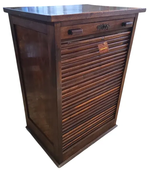 Foto de um(a) Arquivo Xerife Centenário em Imbuia Maciça, da categoria de Arquivos e Gaveteiros. Apresentamos uma peça histórica de imponente presença: um Arquivo Xerife original do início do século XX. Construído... Mostrado de uma perspectiva diferente. Vendido no marketplace Trésors.