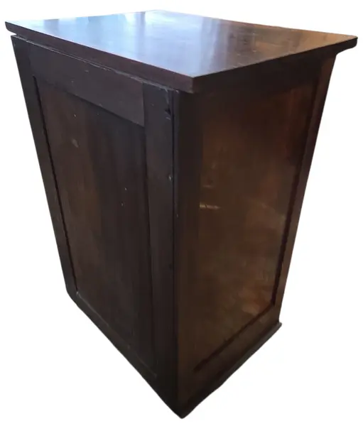 Foto de um(a) Arquivo Xerife Centenário em Imbuia Maciça, da categoria de Arquivos e Gaveteiros. Apresentamos uma peça histórica de imponente presença: um Arquivo Xerife original do início do século XX. Construído... Mostrado de uma perspectiva diferente. Vendido no marketplace Trésors.