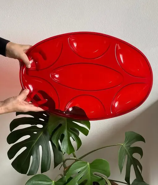 Foto de um(a) Grande petisqueira em acrílico, da categoria de Travessas e tigelas. Grande petisqueira em acrílico. 48cm x 32cm. Mostrado de uma perspectiva diferente. Vendido no marketplace Trésors.