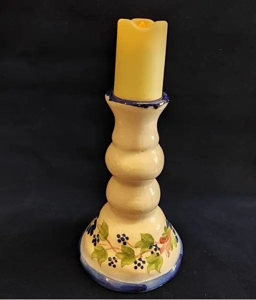 Foto de um(a) Castiçal em Cerâmica Policromada, Cerâmica Rio-Grandense Germany, Década de 1990, da categoria de Castiçais. Castiçal em cerâmica policromada com motivo floral, com borda e base em azul cobalto. Da fábrica de cerâmica riograndense... Mostrado de uma perspectiva diferente. Vendido no marketplace Trésors.