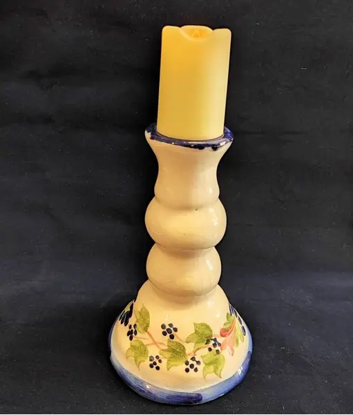Foto de um(a) Castiçal em Cerâmica Policromada, Cerâmica Rio-Grandense Germany, Década de 1990, da categoria de Castiçais. Castiçal em cerâmica policromada com motivo floral, com borda e base em azul cobalto. Da fábrica de cerâmica riograndense... Mostrado de uma perspectiva diferente. Vendido no marketplace Trésors.