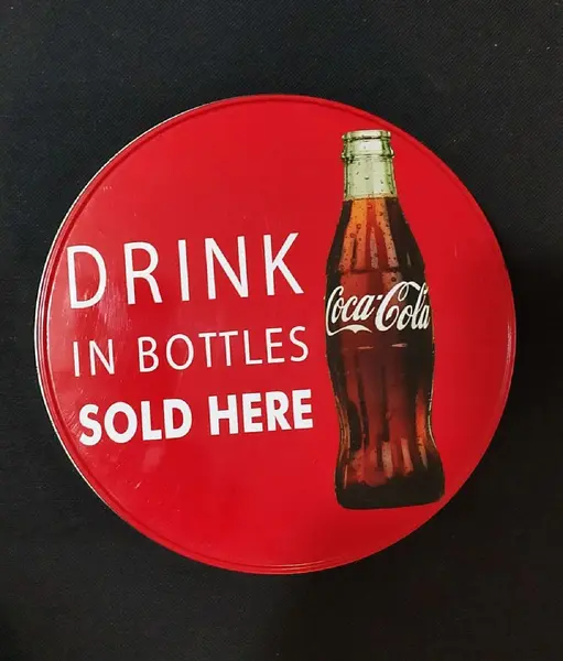 Foto de um(a) Lata Coca-Cola, da categoria de Outros colecionáveis. Lata oficial da coca cola. Um clássico de se ter. A: 7,6 cm Diâmetro: 16,8 cm Peso: 148 g. Mostrado de uma perspectiva diferente. Vendido no marketplace Trésors.