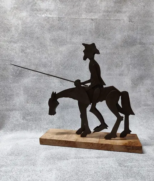 Foto de um(a) Escultura Dom Quixote em Madeira, Peça Única, Década de 2000, da categoria de Escultura. Escultura dom quixote. Peça de coleção, década de 2000 em compensado de madeira sobrepostos tipo sombra. Pintura em sombra... Mostrado de uma perspectiva diferente. Vendido no marketplace Trésors.
