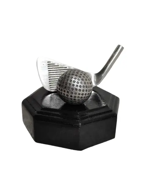 Foto de um(a) Escultura Golfe em Alumínio Fundido, Década 2015, da categoria de Modelos e estatuetas. Escultura de mesa com taco e bola de golfe em alumínio fundido e oxidado, base em madeira oitavada ebanizada. Procedência... Vendido no marketplace Trésors.