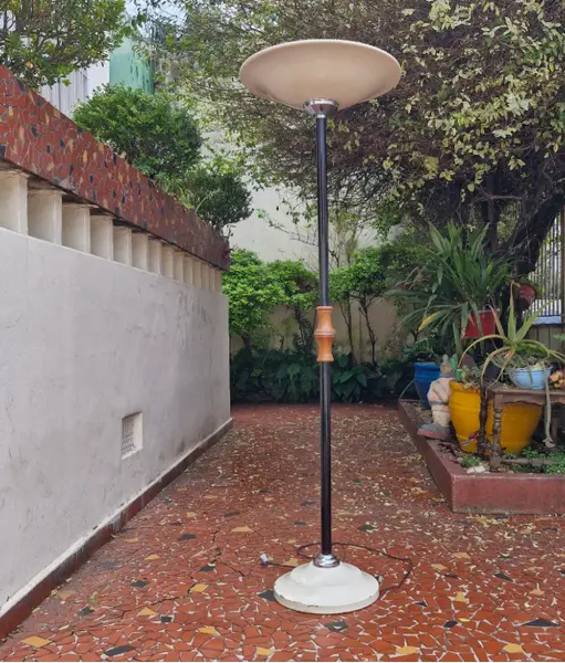 Foto de um(a) ​Luminária de chão anos 50 / 60 estilo Art Déco, da categoria de Luminárias de chão. Luminária de chão anos 50 / 60 estilo Art DécoEsta luminária de piso vintage, com cúpula voltada para cima caracterizada... Mostrado de uma perspectiva diferente. Vendido no marketplace Trésors.