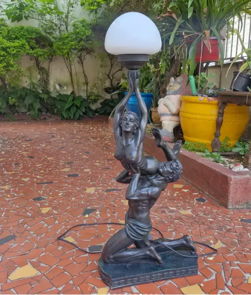 Foto de um(a) ​Luminária de mesa escultórica em estilo Art Déco, da categoria de Abajures. Luminária de mesa escultórica em estilo Art Déco, feita em liga metálica comumente conhecida como petit-bronze. Composição... Mostrado de uma perspectiva diferente. Vendido no marketplace Trésors.
