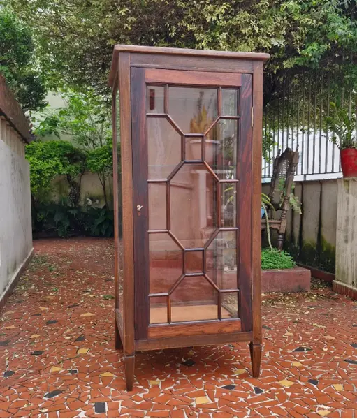 Foto de um(a) Cristaleira vitrine antiga em madeira maciça, da categoria de Cristaleiras. Belíssima e elegante cristaleira vitrine antiga, confeccionada em madeira de lei maciça com tonalidade escura e veios... Mostrado de uma perspectiva diferente. Vendido no marketplace Trésors.