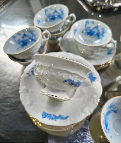 Foto de um(a) Jogo de Xícaras Antigo Porcelana Polonesa KPM - Padrão China Blau, da categoria de Conjuntos de café e chá. Raro e sofisticado conjunto antigo de xícaras de café/chá em legítima porcelana polonesa KPM. O modelo exibe o icônico... Mostrado de uma perspectiva diferente. Vendido no marketplace Trésors.