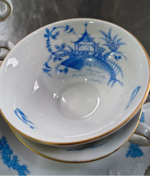Foto de um(a) Jogo de Xícaras Antigo Porcelana Polonesa KPM - Padrão China Blau, da categoria de Conjuntos de café e chá. Raro e sofisticado conjunto antigo de xícaras de café/chá em legítima porcelana polonesa KPM. O modelo exibe o icônico... Mostrado de uma perspectiva diferente. Vendido no marketplace Trésors.