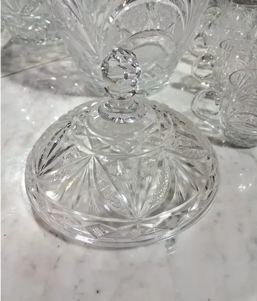 Foto de um(a) Poncheira em cristal lapidado com 12 canecos, da categoria de Outros utensílios para servir. Poncheira em cristal ricamente lapidado com 12 canecos. Peças em perfeito estado. Não possui concha. Mede:A (sem tampa)... Mostrado de uma perspectiva diferente. Vendido no marketplace Trésors.