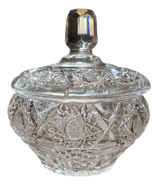 Foto de um(a) Antiga Caixa Porta Joias Bomboniere Cristal Tcheco Lapidado, da categoria de Garrafas, potes e jarros. Antiga e especial caixa decorativa em cristal Tcheco, com primorosa lapidação manual.Seja como porta joias, bomboniere ou... Vendido no marketplace Trésors.