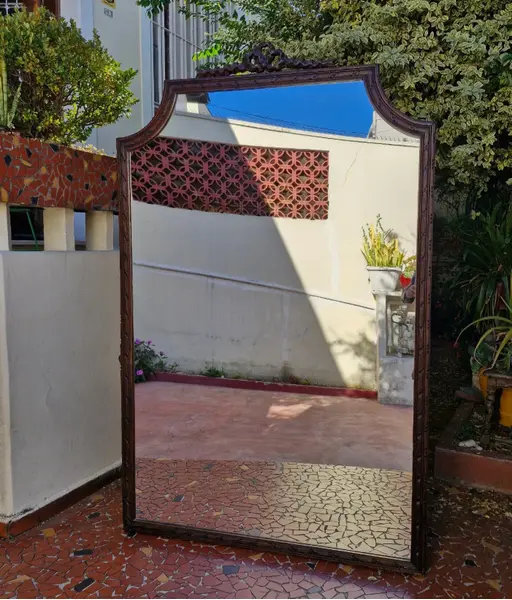 Foto de um(a) Grandioso Espelho Clássico com moldura em madeira entalhada, da categoria de Espelhos. Grandioso e Belisimo Espelho clássico, apresenta uma bela moldura em madeira entalhada com um topo ornamentado.Este é um... Mostrado de uma perspectiva diferente. Vendido no marketplace Trésors.