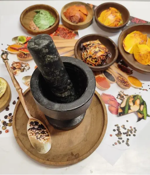 Foto de um(a) Pilão de Mesa em Pedra Sabão, da categoria de Outros utensílios. Pilão de mesa com socador em pedra sabão protegido com óleo mineral, um aliado da culinária mineira. A: 11,5 cm Diâmetro... Mostrado de uma perspectiva diferente. Vendido no marketplace Trésors.