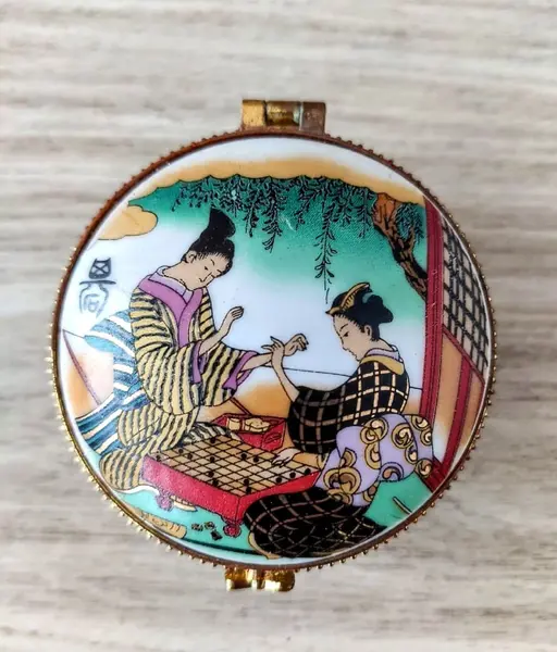 Foto de um(a) Porta Jóias Japanese Anos 90, da categoria de Porta-Jóias. Porta jóias em porcelana policromada com japonesas e fecho em latão oxidado, década de 1990 A: 2,5 cm Diâmetro: 6 cm peso:... Mostrado de uma perspectiva diferente. Vendido no marketplace Trésors.