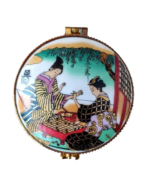 Foto de um(a) Porta Jóias Japanese Anos 90, da categoria de Porta-Jóias. Porta jóias em porcelana policromada com japonesas e fecho em latão oxidado, década de 1990 A: 2,5 cm Diâmetro: 6 cm peso:... Vendido no marketplace Trésors.
