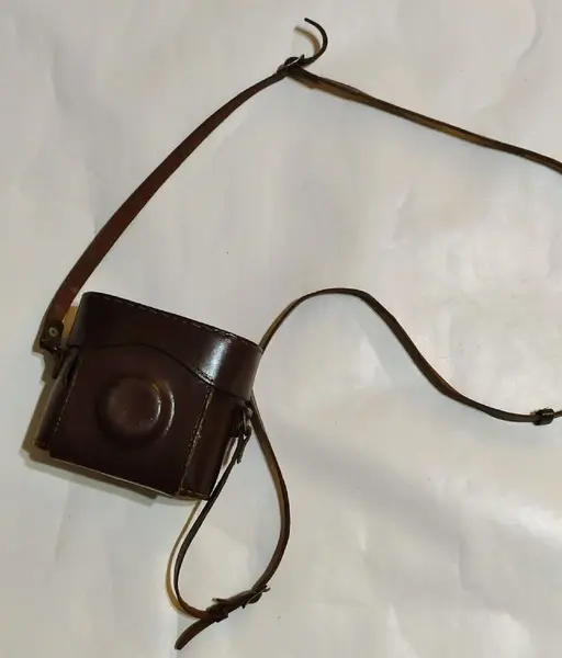 Foto de um(a) Kodak Brownie Starlet Camera, Anos 50, da categoria de Câmeras fotográficas. Kodak Brownie Starlet Camera, década de 1950, produzida nos Estados Unidos, capa em couro legítimo. Original e muitíssimo... Mostrado de uma perspectiva diferente. Vendido no marketplace Trésors.
