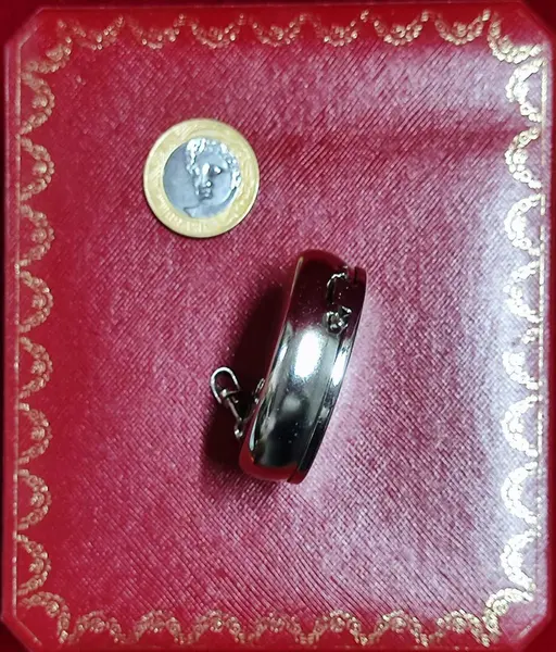 Foto de um(a) Cinzeiro de Bolso, Década de 2000, da categoria de Cinzeiros. Cinzeiro de bolsa em metal niquelado e tampa com desenho em baixo relevo. Parte interna com proteção para facilitar a... Mostrado de uma perspectiva diferente. Vendido no marketplace Trésors.