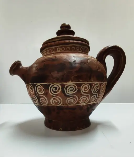 Foto de um(a) Bule ou Jarro em Terracota Pintado a Mão, Ano 2000, da categoria de Jarros. Bule/jarro em terracota pintado a mão com inspiração em achados arqueológicos do sec. ii, dc. Peça única autor: marcelus... Mostrado de uma perspectiva diferente. Vendido no marketplace Trésors.