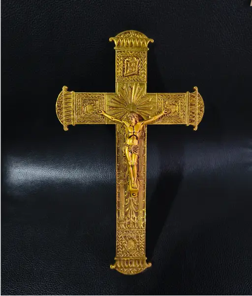 Foto de um(a) Crucifixo em metal dourado, da categoria de Objetos religiosos e espirituais. Crucifixo em metal dourado. Rico em detalhes Mede:A 24cm L 15cm. Mostrado de uma perspectiva diferente. Vendido no marketplace Trésors.