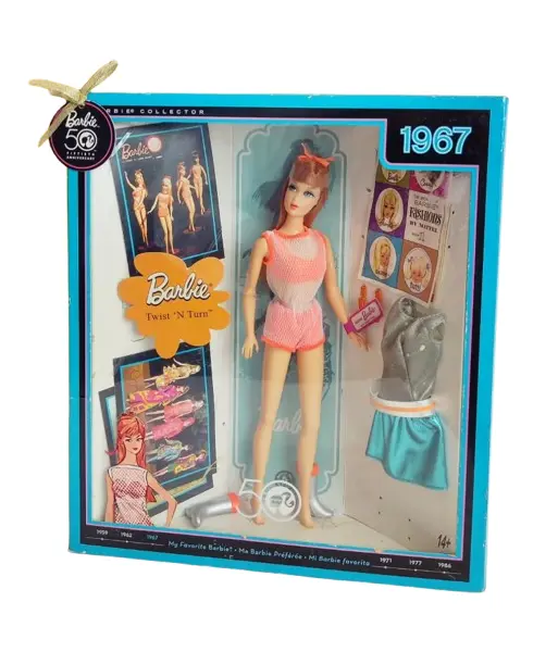 Foto de um(a) ​Barbie edição especial de 50 anos, Twist 'N Turn 1967, da categoria de Brinquedos antigos. Barbie edição especial de 50 anos, Twist 'N Turn 1967. Nunca aberta. Item de coleção. obs.: os elásticos internos ressecaram... Vendido no marketplace Trésors.
