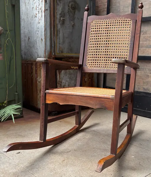 Foto de um(a) Cadeira de Balanço Colonial, da categoria de Bancos. Clássica cadeira de balanço colonial em imbuia e palhinha natural! Excelente estado de conservação!. Mostrado de uma perspectiva diferente. Vendido no marketplace Trésors.