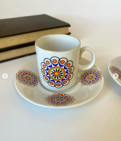 Foto de um(a) Dupla de xícaras, da categoria de Xícaras. Dupla de xícaras de cafezinho em porcelana, Steatita. 5 cm de altura. Pires: 10,5 cm de diâmetro. Mostrado de uma perspectiva diferente. Vendido no marketplace Trésors.