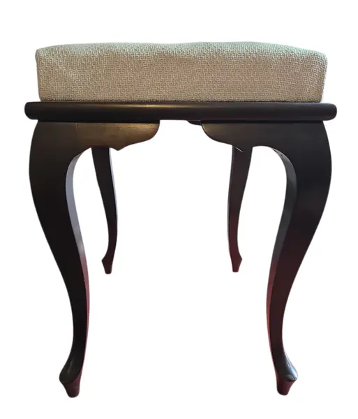 Foto de um(a) Banqueta Chippendale em Imbuia Maciça – Design Clássico, da categoria de Banquetas. Enriqueça seu ambiente com a elegância atemporal desta banqueta estilo Chippendale. Executada em imbuia maciça, madeira... Mostrado de uma perspectiva diferente. Vendido no marketplace Trésors.