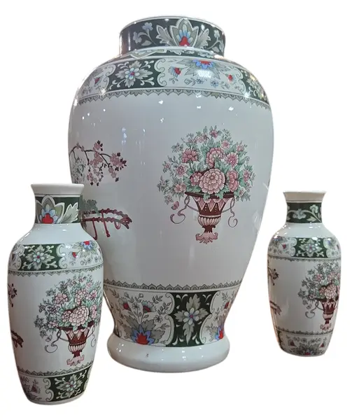 Foto de um(a) Conjunto de Vasos de Porcelana Schmidt Brasil - Estilo Oriental (3 Peças), da categoria de Vasos. Nota importante: O vaso principal possui um fio de cabelo (fissura leve) na borda superior, conforme detalhado nas fotos, o... Mostrado de uma perspectiva diferente. Vendido no marketplace Trésors.