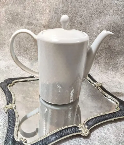 Foto de um(a) Bule Porcelana Branca Anos 90, da categoria de Bules. Bule em porcelana branca em forma de elipse com relevo de treliça, década de 1990 marca: viva, toscana. A: 20 cm /... Mostrado de uma perspectiva diferente. Vendido no marketplace Trésors.