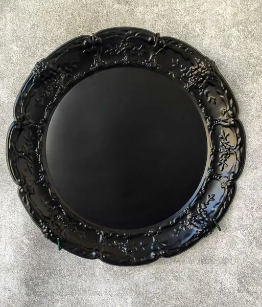 Foto de um(a) Bandeja Ferro Black, da categoria de Bandejas. Bandeja redonda com borda floral em relevo, em ferro com pintura eletrostática na cor preta. Diâmetro externo: 36 cm... Mostrado de uma perspectiva diferente. Vendido no marketplace Trésors.