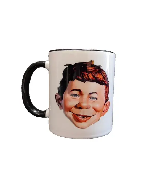 Foto de um(a) Caneca Bom Alfredo, Alfred E. Neuman da Revista Mad, da categoria de Canecas. Caneca alfred e. Neuman da revista mad: um clássico que marcou época. Teve seu início em 1954. Caneca em porcelana com alça... Vendido no marketplace Trésors.