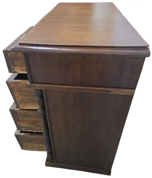 Foto de um(a) Cômoda Antiga Centenária em Madeira Maciça com Puxadores em Bronze, da categoria de Cômodas e Sapateira. Mostrado de uma perspectiva diferente. Vendido no marketplace Trésors.