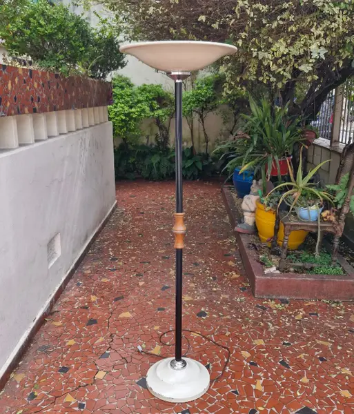 Foto de um(a) ​Luminária de chão anos 50 / 60 estilo Art Déco, da categoria de Luminárias de chão. Luminária de chão anos 50 / 60 estilo Art DécoEsta luminária de piso vintage, com cúpula voltada para cima caracterizada... Mostrado de uma perspectiva diferente. Vendido no marketplace Trésors.