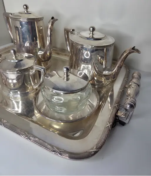 Foto de um(a) Raro Jogo de Prata Wolff 90 – 6 Peças de Alto Luxo, da categoria de Bules. Invista na tradição da prataria mundial com este conjunto exclusivo da renomada marca Wolff. Com banho de Prata 90 —... Mostrado de uma perspectiva diferente. Vendido no marketplace Trésors.