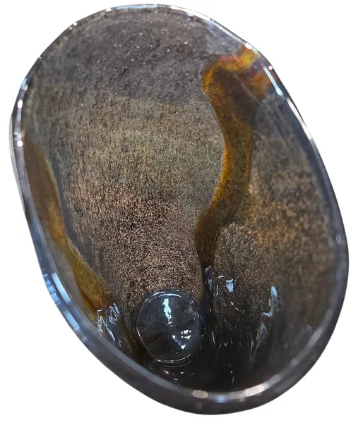 Foto de um(a) Vaso Murano Preto Rajado, da categoria de Vasos. Cada curva deste vaso conta uma história de fogo e sopro. Mostrado de uma perspectiva diferente. Vendido no marketplace Trésors.