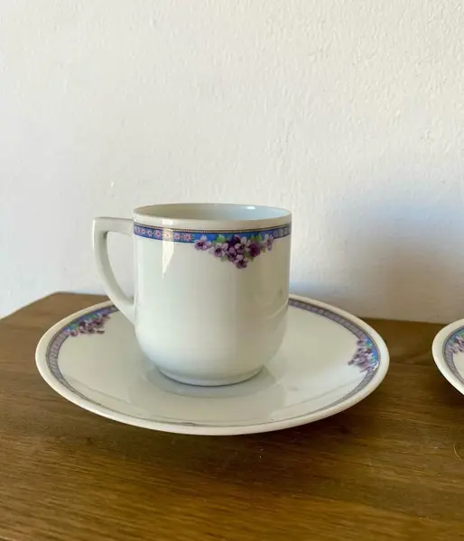 Foto de um(a) Dupla de xícaras, da categoria de Xícaras. Dupla de xícaras em porcelana. D.F. Checoslováquia. *Um pires contém marcas do tempo 6,5cm de altura, 6cm de diâm, pires:... Mostrado de uma perspectiva diferente. Vendido no marketplace Trésors.