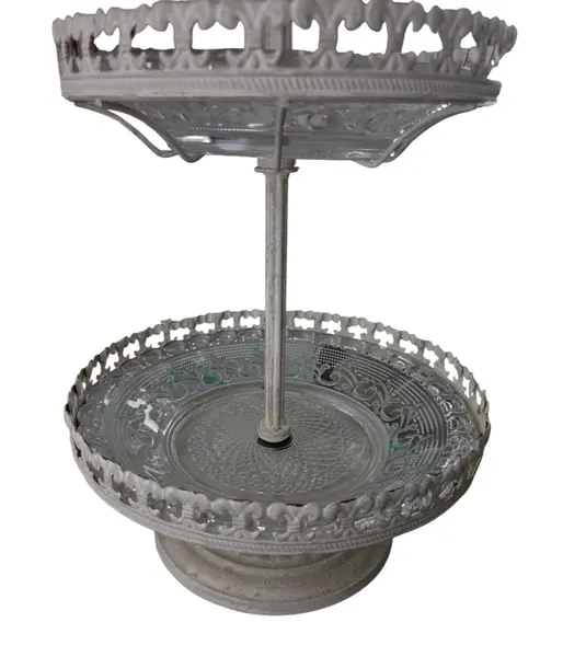 Foto de um(a) Fruteira / Doceira de 2 Andares Estilo Provençal - Metal Trabalhado e Vidro, da categoria de Fruteiras. Elegante suporte de dois andares com design inspirado no estilo Shabby Chic / Provençal. Esta peça une a robustez do metal... Mostrado de uma perspectiva diferente. Vendido no marketplace Trésors.