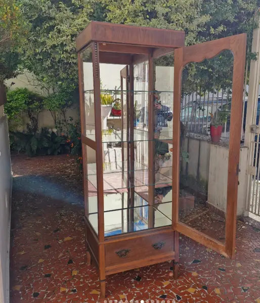 Foto de um(a) ​Cristaleira antiga design torre, da categoria de Cristaleiras. Cristaleira antiga , móvel clássico projetado para exibir louças delicadas, cristais e coleções. Esse móvel em destaque... Mostrado de uma perspectiva diferente. Vendido no marketplace Trésors.