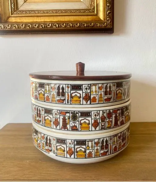 Foto de um(a) Marmiteiro de porcelana, da categoria de Garrafas, potes e jarros. Marmiteiro em porcelana e tampa em madeira, com 3 andares. * Um dos recipientes apresenta um fio de cabelo 17 cm de diâmetro... Mostrado de uma perspectiva diferente. Vendido no marketplace Trésors.