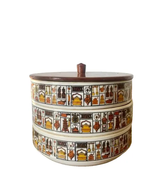 Foto de um(a) Marmiteiro de porcelana, da categoria de Garrafas, potes e jarros. Marmiteiro em porcelana e tampa em madeira, com 3 andares. * Um dos recipientes apresenta um fio de cabelo 17 cm de diâmetro... Vendido no marketplace Trésors.