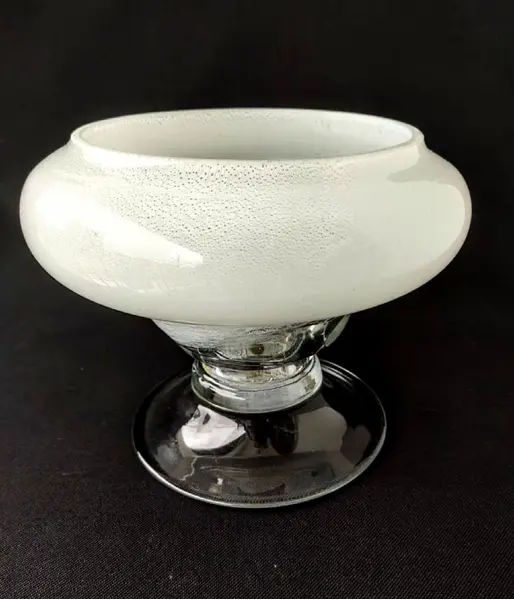 Foto de um(a) Centro de Mesa Anos 80, da categoria de Centro de mesa. Centro de mesa em vidro pintado, indústria brasileira, década de 1980 A: 17 cm Diametro: 21,5 cm Diâmetro da base: 15,5 cm... Mostrado de uma perspectiva diferente. Vendido no marketplace Trésors.