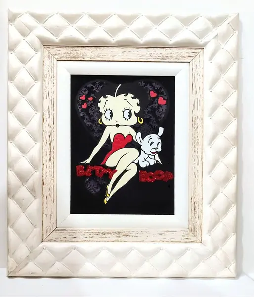 Foto de um(a) Quadro Gravura Betty Boop, Anos 2000, da categoria de Gravuras. Quadro com gravura da Betty Boop, moldura em madeira com entalhes tipo capitonê. Anos 2000, peça única pelo designer... Mostrado de uma perspectiva diferente. Vendido no marketplace Trésors.
